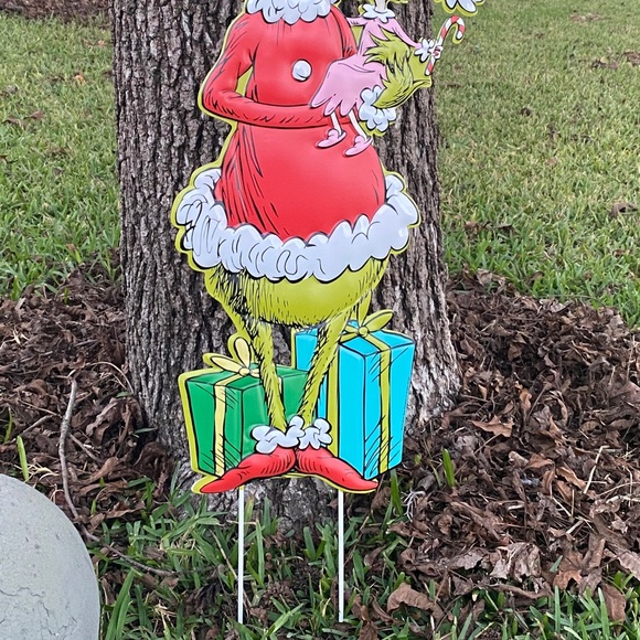 The Grinch Yard decor - Picture 7 of 8